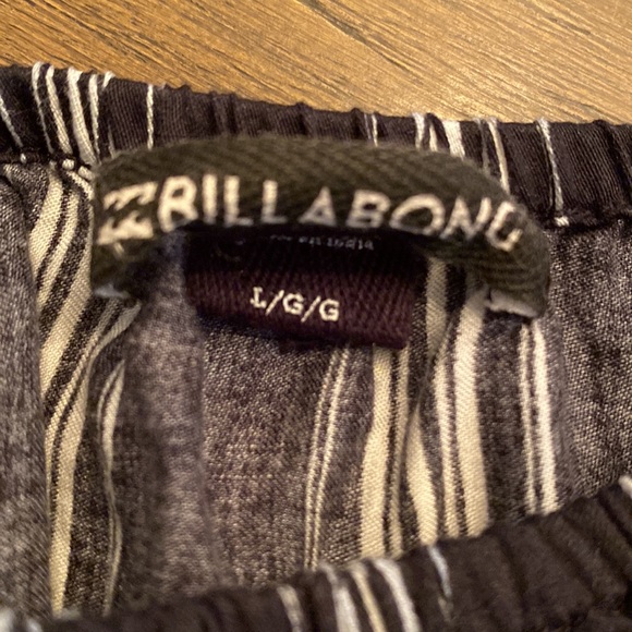 Thin Billabong elastic blouse. - Picture 2 of 11